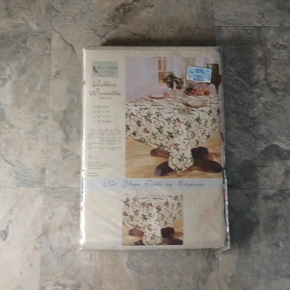 Nwot Victoria Classic Holiday Table Cloth